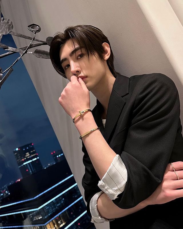 Heeesungi's tweet photo. I purposefully took some self-portraits adjacent to the window, whose reflected the glistening of city light, thereby creating a bump in the quality of my photograph. (These are a few of the several photos I captured while exploring Tiffany&amp;Co) https://t.co/y8xvapUUrs