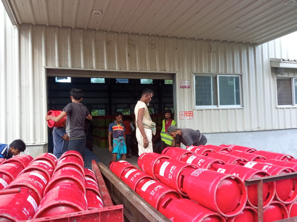 sanjeevkafley's tweet photo. LPG is a vital need to #Rohingyas at Bashan char.
@BDRCS1 @ifrc
delivered LPG to 4300 Rohingyas families which is adequate for a month only. Thanks to @krcs_org_kw for this support.
More than 7000 Rohingyas families are at #BashanChar.
Resources matter. https://t.co/YEJ2lpwER5