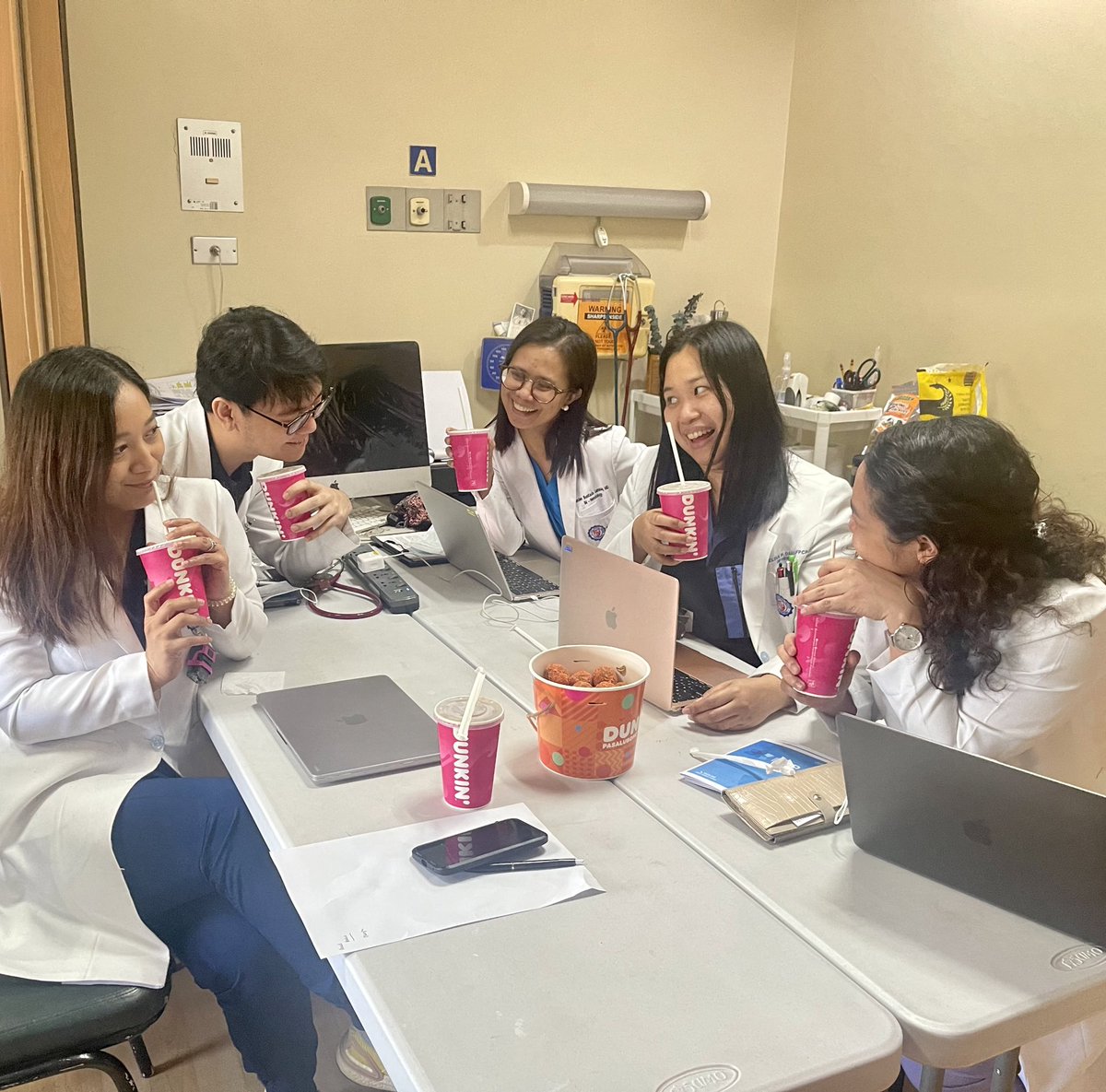 Coz Hema Fellows love Dunkin 

 #DunkinPHIcedCoffeeDay
