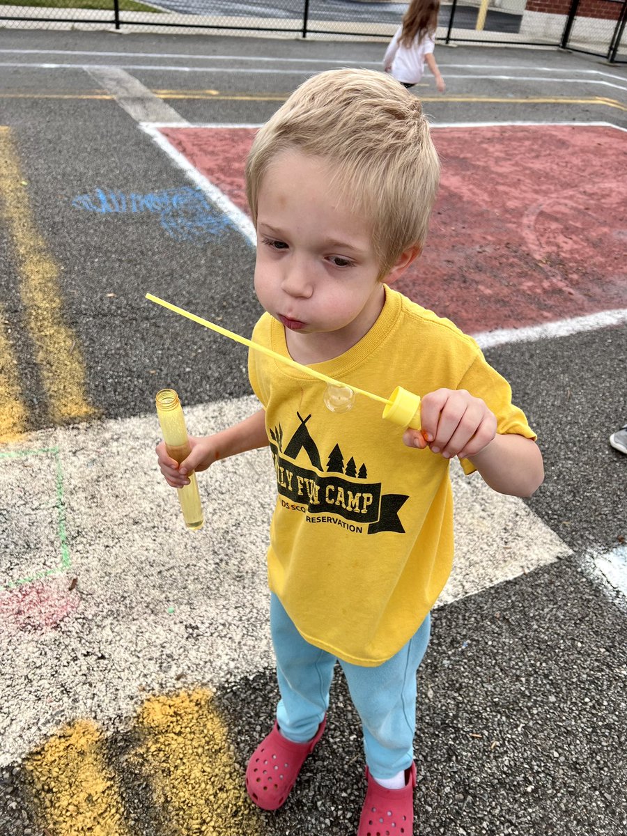 Hopscotch, parachutes, music and bubbles. Our kindergarteners said I know how to throw a fun recess party!! 🎉