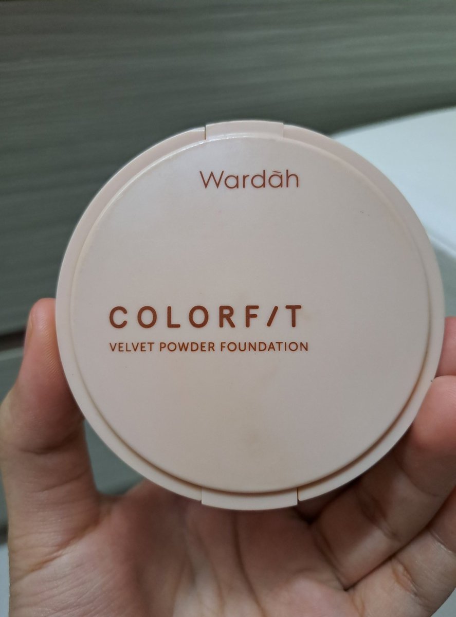 Tiyashare's tweet photo. Girls!! If u rushing nak makeup or jenis yang tak suka pakai foundation, this velvet powder foundation is for youuuu!!🤍

I tell you, the blur effect is chef kiss. Sapu sapu and ready to go🫶 https://t.co/LnA3xr1LOx