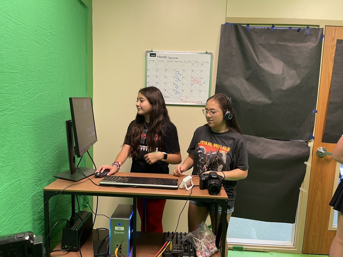 BMSS_LIB's tweet image. @bmss_lib has an awesome broadcast team!  Love our totally student produced announcements. @BoerneMSSouth @BoerneISD