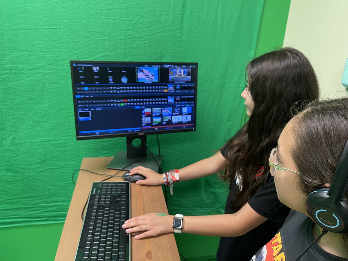 BMSS_LIB's tweet image. @bmss_lib has an awesome broadcast team!  Love our totally student produced announcements. @BoerneMSSouth @BoerneISD
