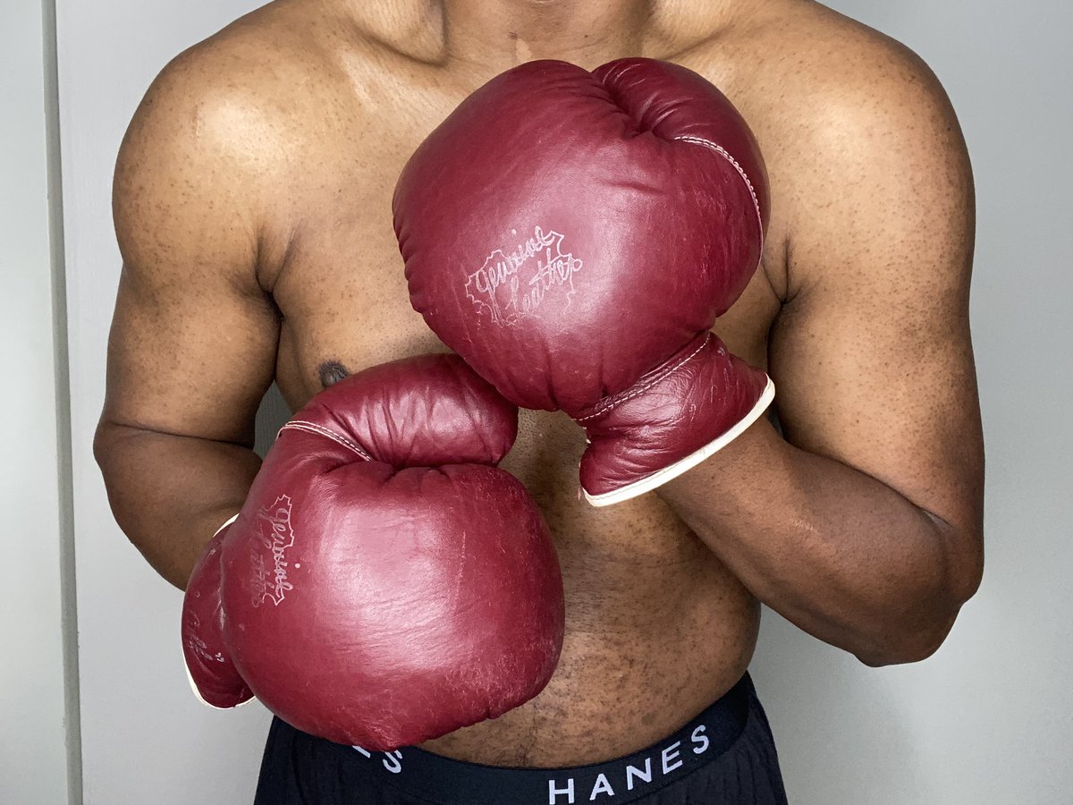 theegloveguy's tweet photo. 10oz Sears 22 vintage laceless boxing gloves!! Even got the original box they came in. Nostalgic and charming marketing.
#boxing #gloves #boxinggloves #sears #sears22 #maroon #oldschool #vintage #retro #classic #laceless #leather #geniuneleather #stretchcuff https://t.co/IPEVjU3PUS