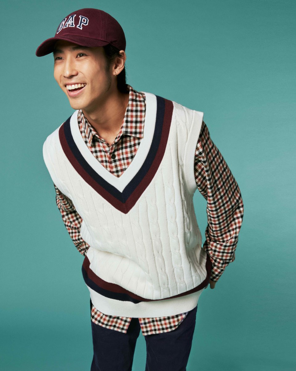 Gap_JP's tweet photo. トラッドの定番チルデンベストをオーバーサイズで合わせてモダンなアメリカンスタイルへ。
アイテム同士のカラーをさりげなくリンクさせた装いを楽しんで。
@himimojo
#佐藤緋美 #Gap #Mastered #ONLYTHEESSENTIALS

https://t.co/Yh4FSYe3An https://t.co/ZcOIbhnS2e