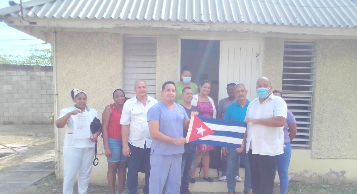 Una representación de la BMC en Spanish Town, celebrando con júbilo y alegría el nuevo Aniversario de los CDR. #CubaCoopera #CDRCuba @bmcjamaica @BrigadaPort @CubacooperaJa @EmbaCubaJamaica