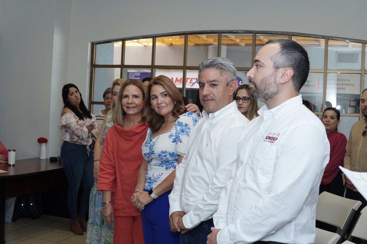 PanchoVazqz's tweet photo. La Secretaría del Trabajo recibió el distintivo “Espacio Laboral Amigable para la Lactancia Materna”.

Una iniciativa del gobernador @AlfonsoDurazo, quien a través de la señora Rocío Chávez impulsa el derecho a una salud integral en los centros de trabajo. 

La Secretaría del Trabajo, a través de su Voluntariado que encabeza mi esposa Ana Patricia Ocaña, inauguró el primer lactario en el Centro de Gobierno.

El objetivo es abrir espacios en las oficinas públicas para las mamás trabajadoras.

¡La Secretaría del Trabajo promueve y respeta la cultura de la lactancia materna!