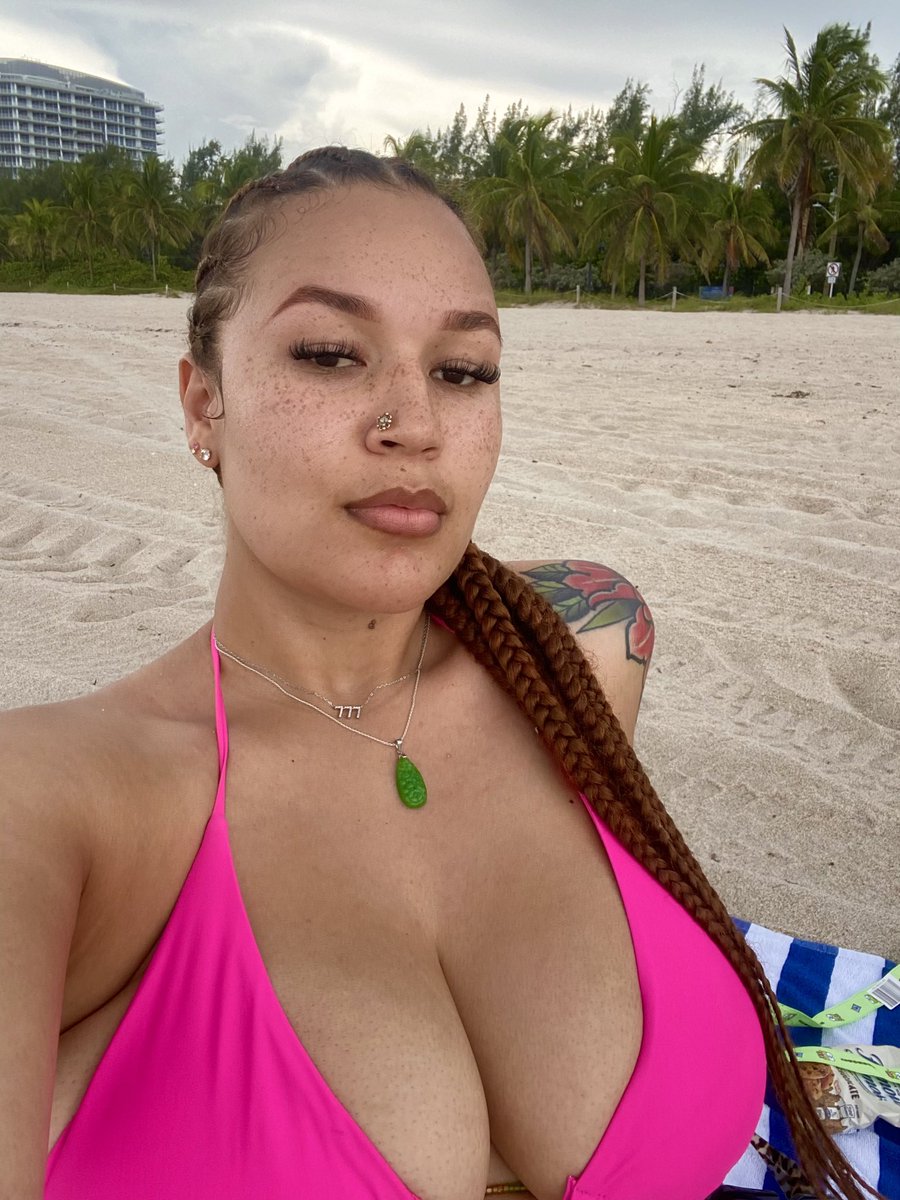 cxjadee's tweet photo. pretty from all angles 🍧🥥 https://t.co/FryiicJXTn
