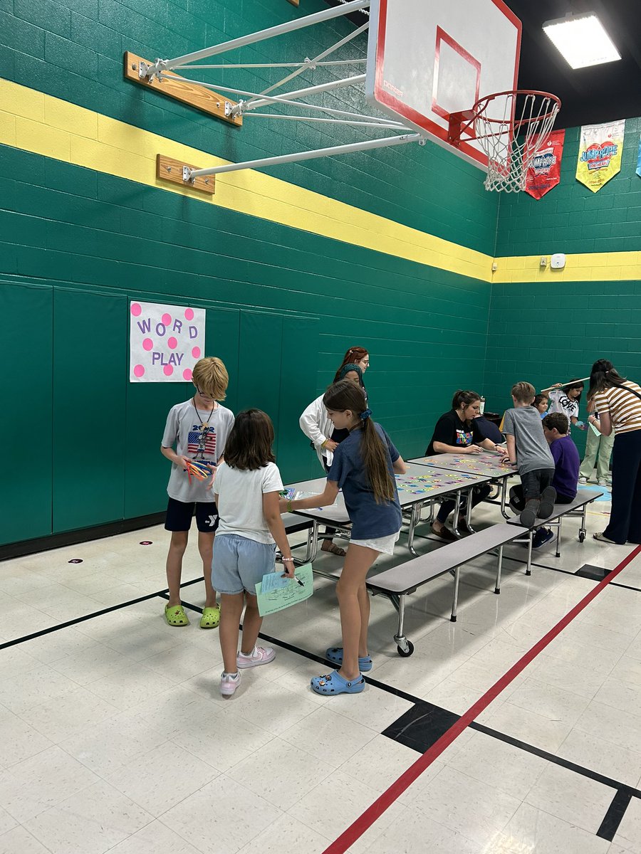 RiveroElkin's tweet photo. Great DME Literacy Night!@DmeElemRisd Bravo!!👏👏👏🦆#levelupdme #gameondme https://t.co/7pQfoeIIOl