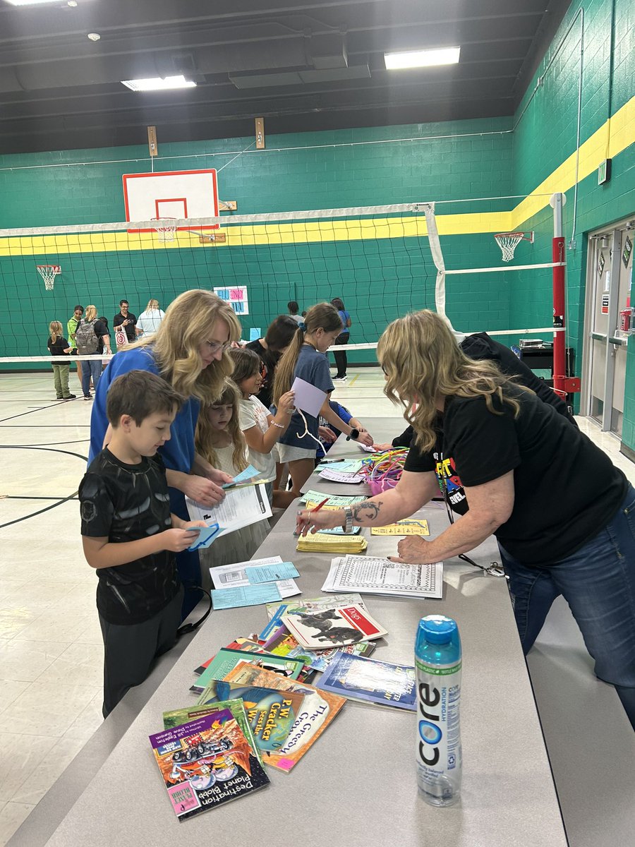 RiveroElkin's tweet photo. Great DME Literacy Night!@DmeElemRisd Bravo!!👏👏👏🦆#levelupdme #gameondme https://t.co/7pQfoeIIOl