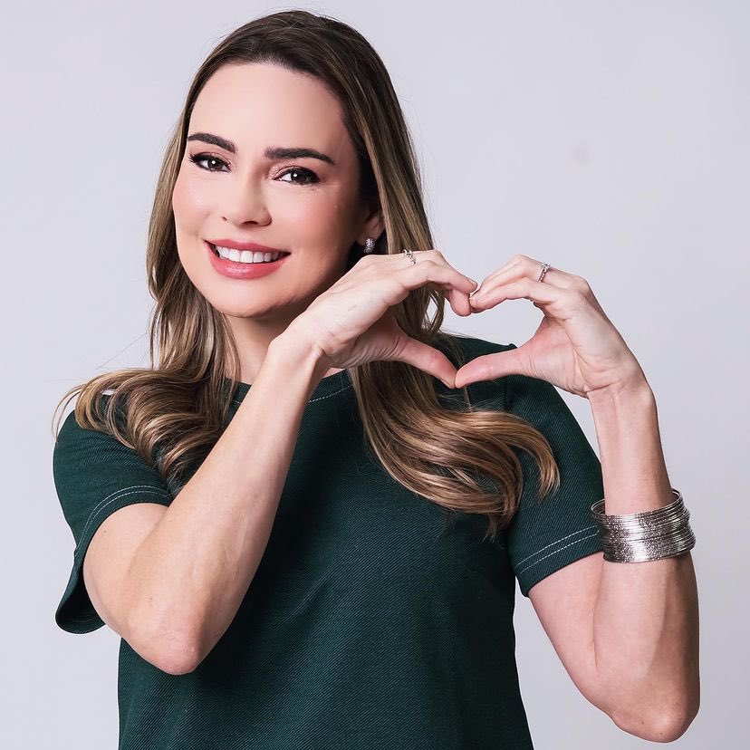 choquei's tweet photo. 🚨AGORA: Galisteu anuncia que Rachel Sheherazade está SALVA da roça. #EliminaçãoAFazenda https://t.co/aZerN7FFZS