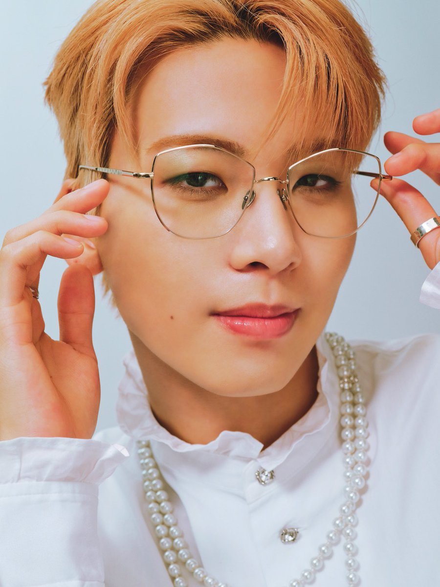 with_magazine's tweet photo. ** ┈┈┈┈┈┈**

『with BOYFRIEND』発売中！
JO1 川尻蓮・木全翔也　
話題のカットを大公開✨

** ┈┈┈┈┈┈**

JO1 川尻さんと木全さんが出演している『with BOYFRIEND』が絶賛発売中！本日は特別に、話題を呼んだメガネカットを公開しちゃいます✨

お互いの好きなところをあますところなく語ったインタビューは、ぜひ誌面にて📖

ネット書店・詳細はこちら👇

https://t.co/1ts7yaTxg1

#withBOYFRIEND 出演者一覧 

#高橋文哉  
#岩瀬洋志
#川尻蓮 ・ #木全翔也 （#JO1）  
#木戸大聖
#崎山つばさ 
#醍醐虎汰朗 
#のせりん 
#濱尾ノリタカ 
#前田拳太郎 × #柏木悠（#超特急）  
#水上恒司  
and more……（上から五十音順）

@official_jo1