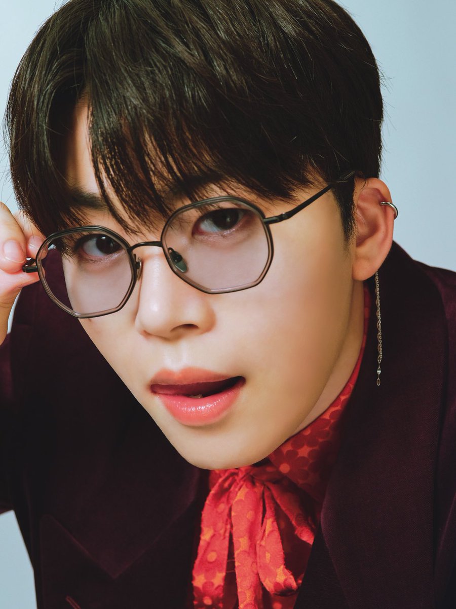 with_magazine's tweet photo. ** ┈┈┈┈┈┈**

『with BOYFRIEND』発売中！
JO1 川尻蓮・木全翔也　
話題のカットを大公開✨

** ┈┈┈┈┈┈**

JO1 川尻さんと木全さんが出演している『with BOYFRIEND』が絶賛発売中！本日は特別に、話題を呼んだメガネカットを公開しちゃいます✨

お互いの好きなところをあますところなく語ったインタビューは、ぜひ誌面にて📖

ネット書店・詳細はこちら👇

https://t.co/1ts7yaTxg1

#withBOYFRIEND 出演者一覧 

#高橋文哉  
#岩瀬洋志
#川尻蓮 ・ #木全翔也 （#JO1）  
#木戸大聖
#崎山つばさ 
#醍醐虎汰朗 
#のせりん 
#濱尾ノリタカ 
#前田拳太郎 × #柏木悠（#超特急）  
#水上恒司  
and more……（上から五十音順）

@official_jo1