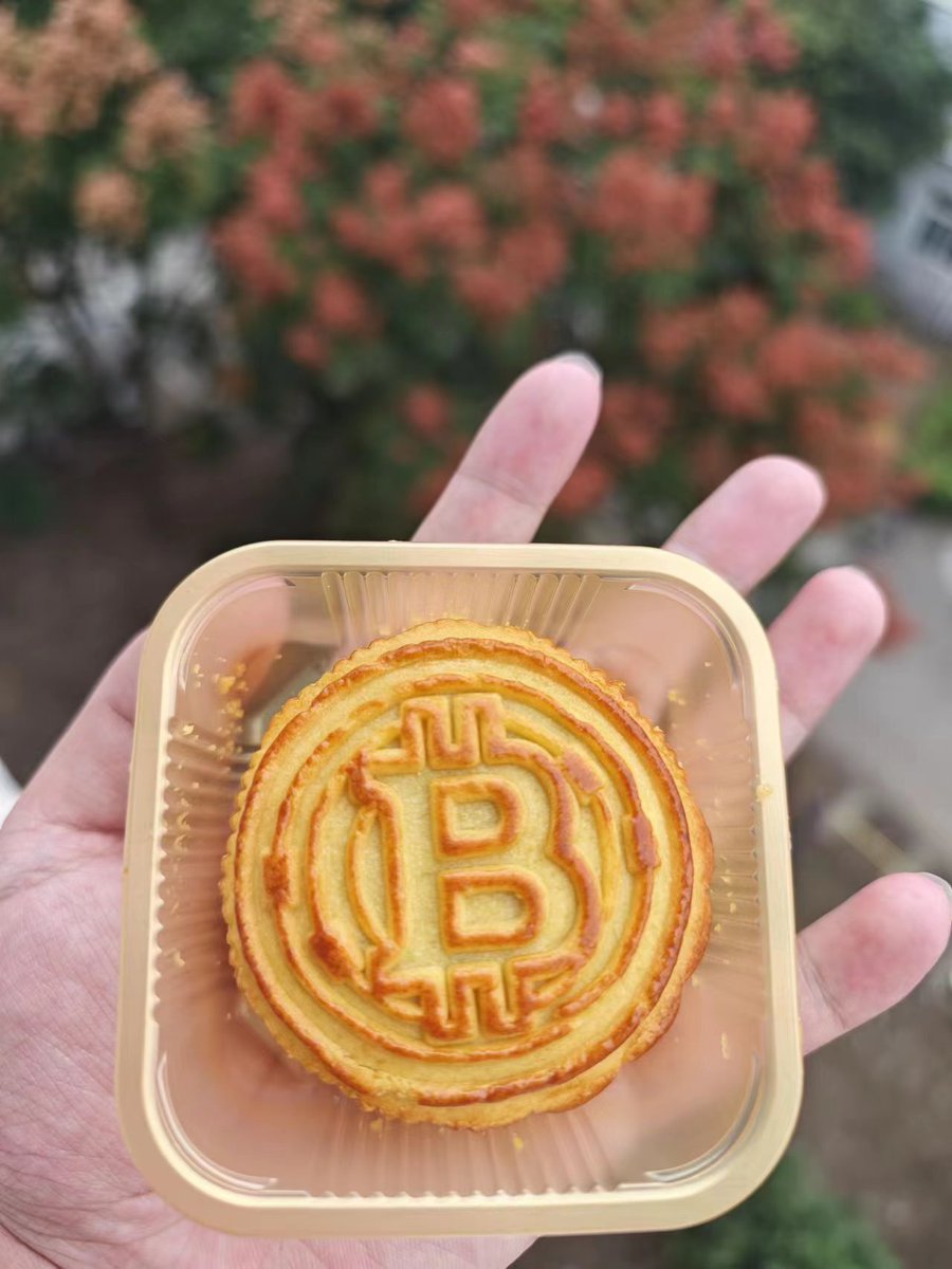 Happy Mid-Autumn Festival!
#BTC 
#mooncake