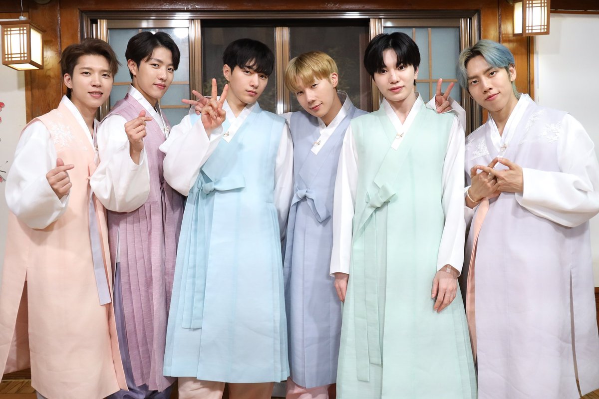 IFNT_Official_'s tweet photo. [PHOTO]
　
인피니트와 함께 행복한 한가위 보내세요-!
　
#인피니트 #INFINITE
#김성규 #장동우 #남우현 #이성열 #엘 #이성종
#추석 #한가위 https://t.co/LNwMPoLqKY