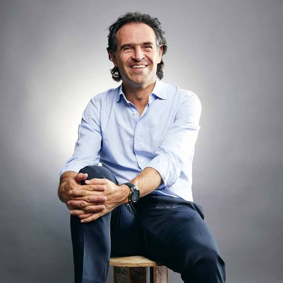 Federico Gutierrez, uno de los grandes líderes que tiene la oposición en Colombia. Hoy su cabeza vale 2500 millones de pesos, le quieren dar de baja. Dijeron que nunca seríamos como venezuela, pero a la fecha no han pasado ni dos años y la izquierda ya le pone precio a varias