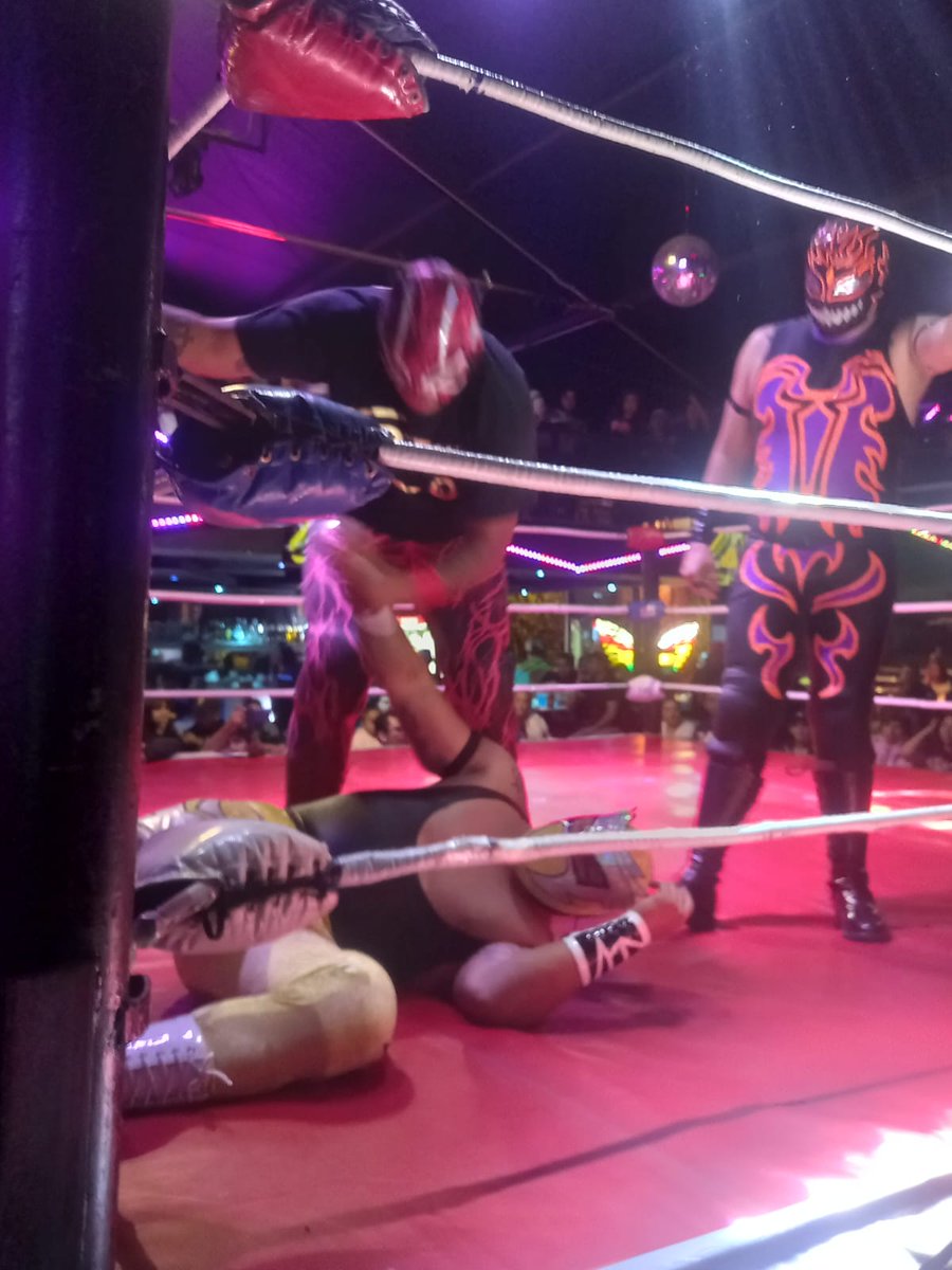 LaTijeraLucha's tweet photo. En lucha de regalo por parte de #ProduccionesJAALL desde el #BlackClub,la dupla técnica de #Metalico y #SilverStar salen ganadores en la tercera y definitiva caída al dar cuenta de la pareja ruda de #Pavor y #GuerreroEgipcio;en batalla que enciende los motores de una gran velada https://t.co/QSrwd2CaaY