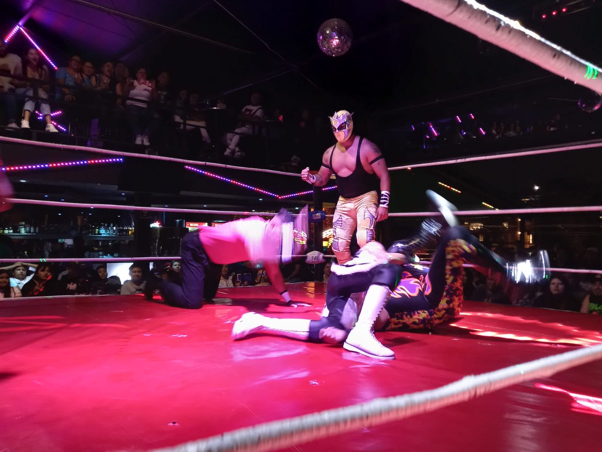 LaTijeraLucha's tweet photo. En lucha de regalo por parte de #ProduccionesJAALL desde el #BlackClub,la dupla técnica de #Metalico y #SilverStar salen ganadores en la tercera y definitiva caída al dar cuenta de la pareja ruda de #Pavor y #GuerreroEgipcio;en batalla que enciende los motores de una gran velada https://t.co/QSrwd2CaaY