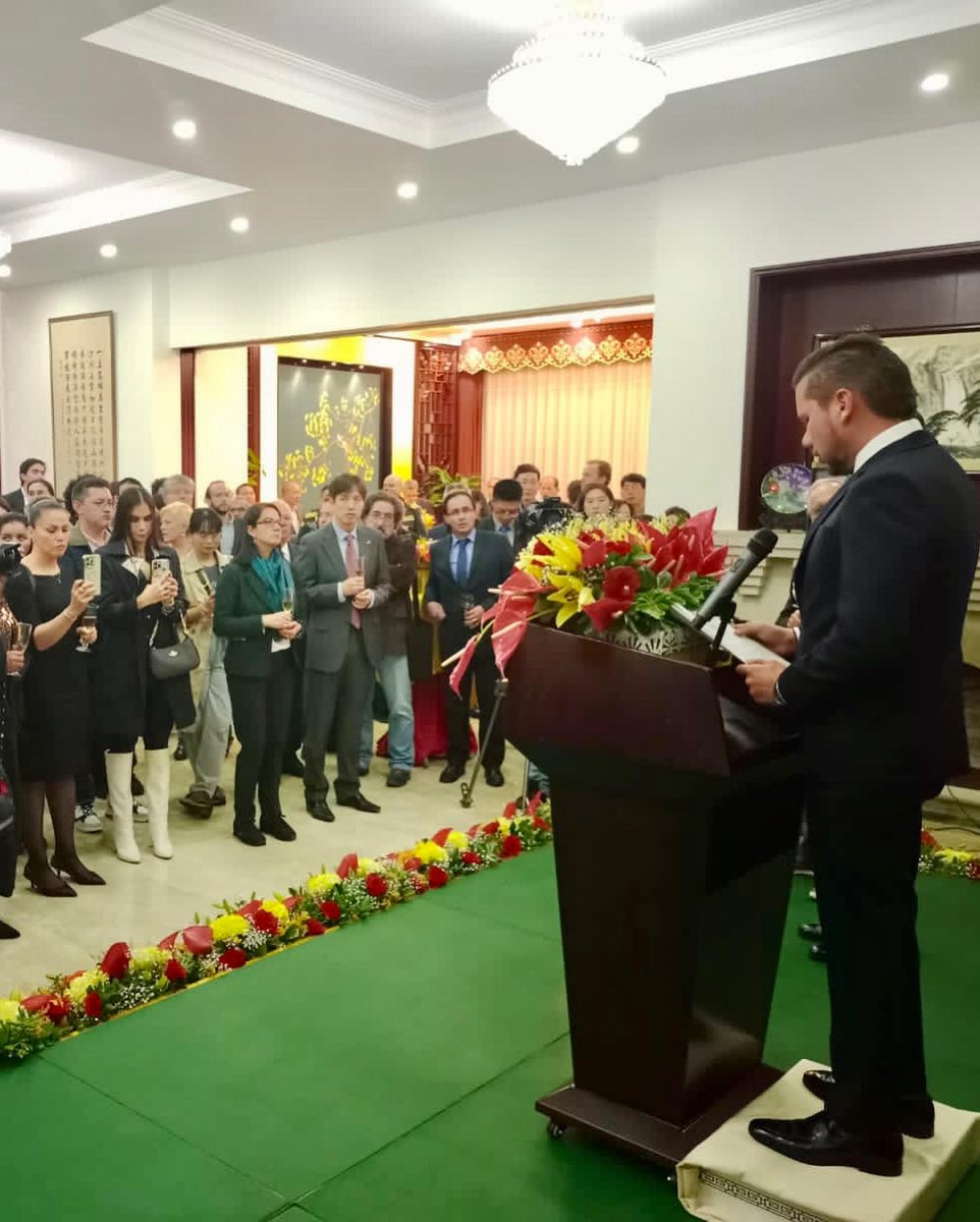 OProtocolo's tweet image. Con profunda emotividad, el cuerpo Diplomático de la República Popular China, celebró los 74 años de su fundación, evento realizado en la residencia del Embajador en Colombia Zhu Jingyang, al cual asistió el Presidente de la Cámara Dr. Andrés David Calle Aguas.