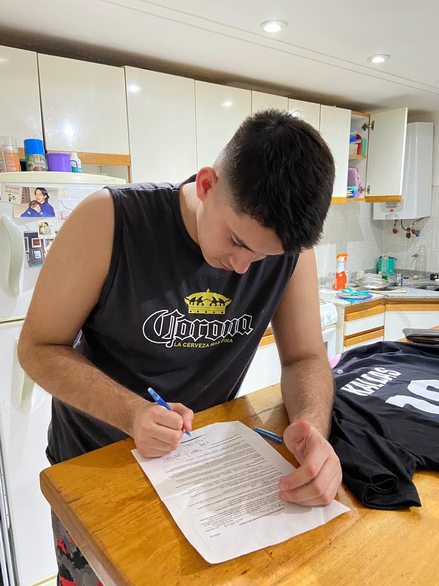 LosMicros_'s tweet photo. 🚨 ¡BIENVENIDO MATIAS!

El futbolista @Maty_Cd es nuevo refuerzo de LMP, viene en condición de libre y se encuentra listo para sumarse al equipo esta temporada.

Firmó su contrato hasta 2025 y es la última incorporación del equipo en este mercado de pases.

#GoLMP https://t.co/0wRHm5NnrA