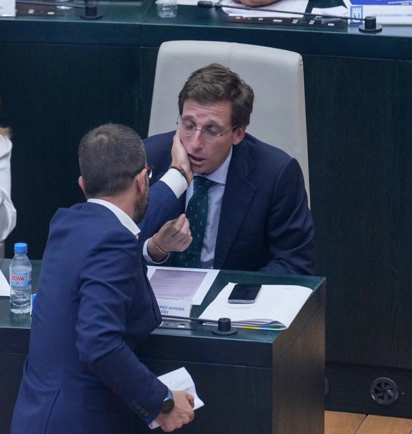 Esto sería un bombazo mediático si lo hiciera un diputado de VOX a uno de la izquierda. Los medios lo convertirían en el tema del momento y lo machacarían sin parar. Abriría telediarios y ocuparía portadas de periódicos durante un año. 

#IzquierdaMatonista