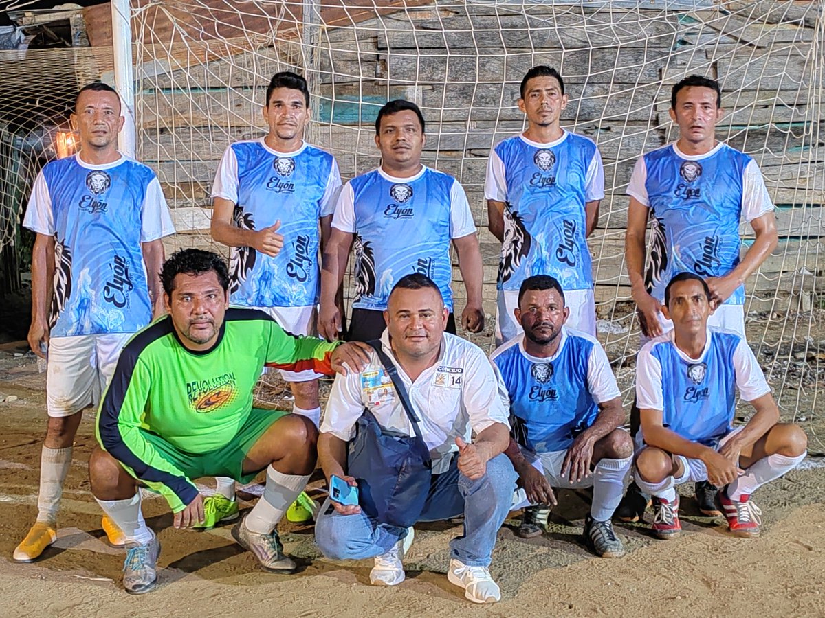CarlosPElCholo's tweet photo. Terminamos nuestra jornada en la #CanchaJerusalen apoyando el deporte! @ErasmoZB gobernador porque #CórdobaPr1mero #UnaSolaMonteria #HugoAlcalde https://t.co/ful6vUe0LK