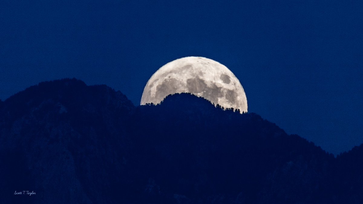 Grallon's tweet image. The last #supermoon of 2023 rising over the #Wasatch #mountains #Fullmoon #moon @abc4utah @dannahyer @ThePhotoHour @CanonUSAimaging @KUTV2News @StoryfulNews @KSL5TV @AlanaBrophyNews @fox13 @AllisonCroghan @natwxdesk @KSL_Matt @JadeElliottTV @KUTVMary