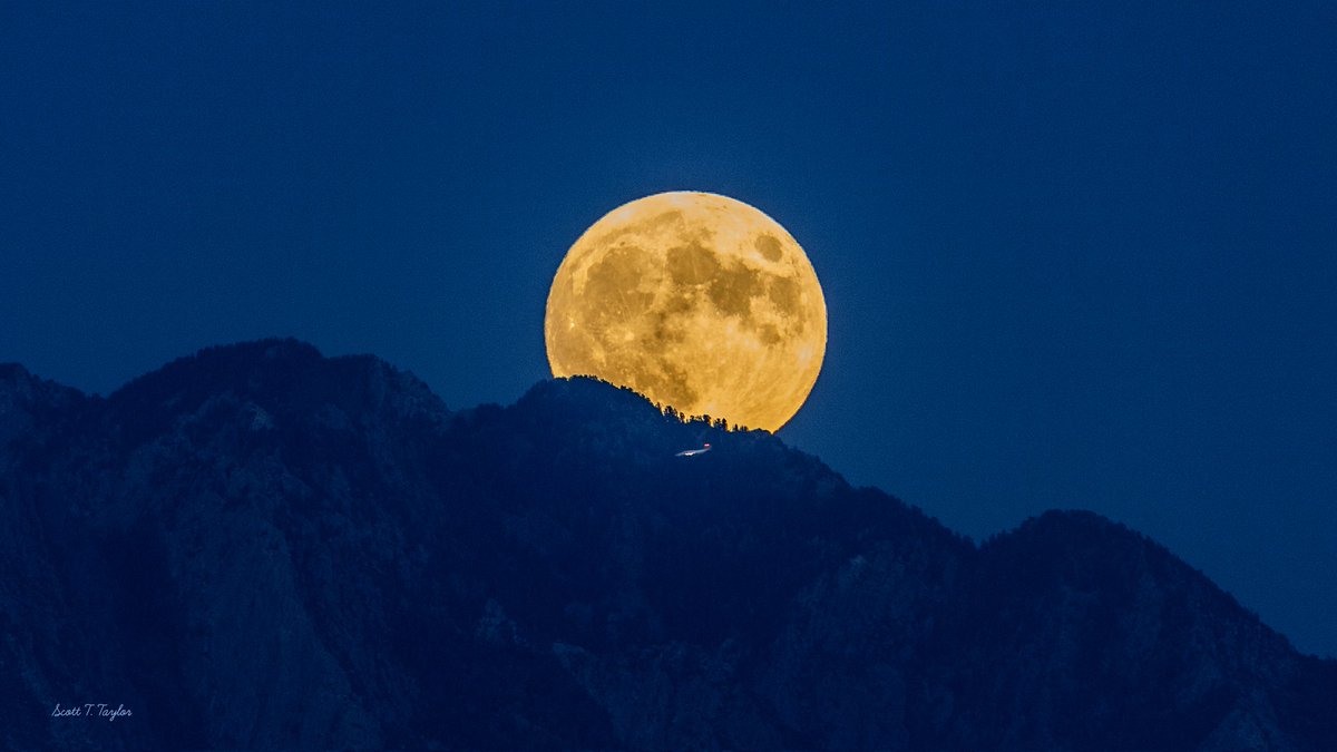 Grallon's tweet image. The last #supermoon of 2023 rising over the #Wasatch #mountains #Fullmoon #moon @abc4utah @dannahyer @ThePhotoHour @CanonUSAimaging @KUTV2News @StoryfulNews @KSL5TV @AlanaBrophyNews @fox13 @AllisonCroghan @natwxdesk @KSL_Matt @JadeElliottTV @KUTVMary