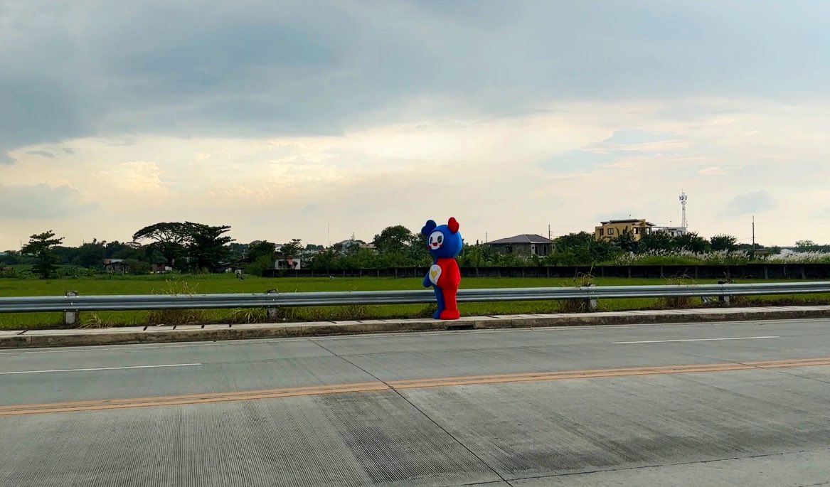 yoostagram's tweet photo. Was cycling around and saw this thing walking towards PH Arena… 👀

#PHLABURI #TWICE 
@JYPETWICE @twice_ph https://t.co/KpsIknsUTy