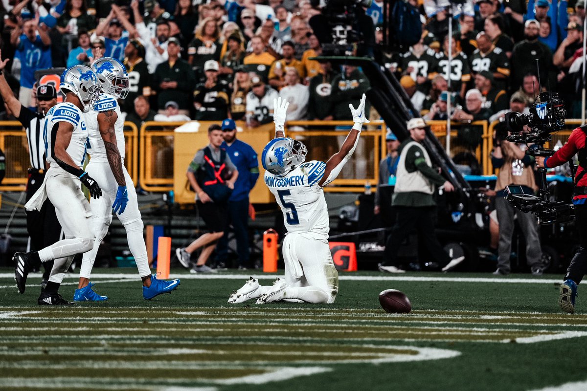 .<a href="/Lions/">Detroit Lions</a> RB <a href="/MontgomerDavid/">David Montgomery</a> is the first Lions player to rush for 100+ yards and 3 TDs in a game since RB James Stewart did so on Oct. 19, 2000.

#OnePride