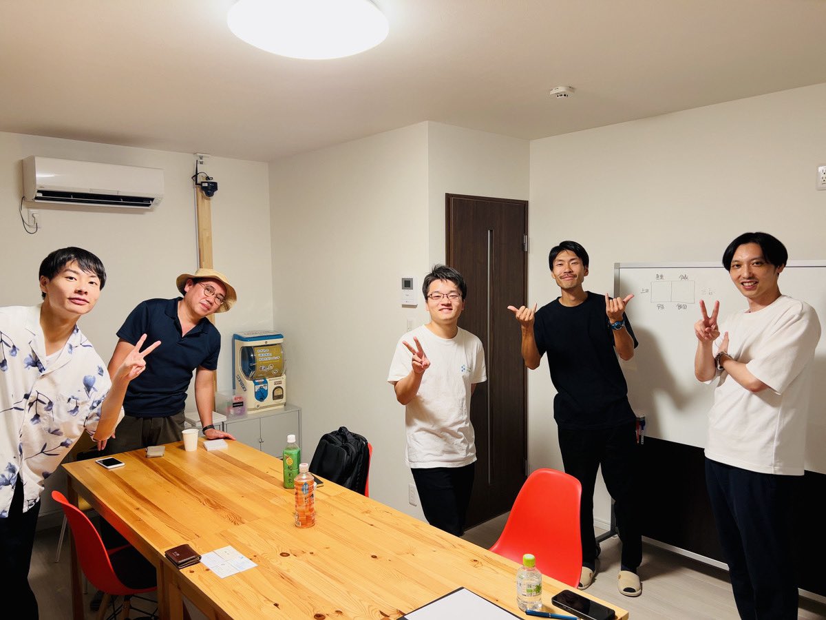 当社運営のコワーキングスペースのチョイビズプラザで第2回お茶会開催。まあいろんな人来てもらって仕事のあれやこれやを雑談する場ね。今回は私があまり知らない領域での起業やビジネスの話が聞けてそんな世界あるんかぁって勉強になった。また開催して違う世界の人との交流の場として大切にしよう！