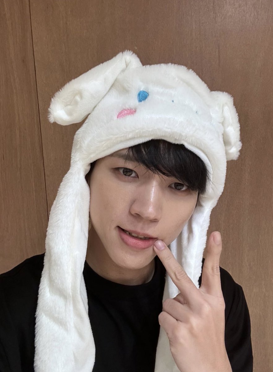 lkiment_'s tweet photo. @ ifnt 

Be like woohyun

Share pics ~similar~ to the yokohama goods since it wasn't restocked😭 https://t.co/PaYCwx56Iq