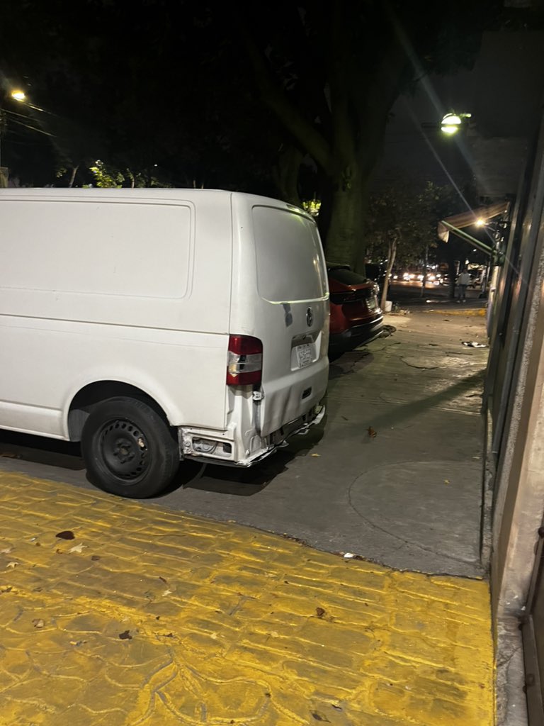 MOOONT's tweet photo. Esta camioneta lleva dos dias estacionada y permite el paso de la banqueta @C5_CDMX @BJAlcaldia @STaboadaMx en romero 165 casi esquina con cumbres de maltrata col niños héroes de Chapultepec https://t.co/x0Sv8M1pAd