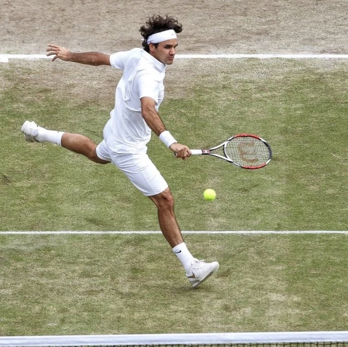 One photo of Roger per day. Day 730
📸🇨🇭🙎🏻‍♂️🏆💥👊🎾✨😊👋
<a href="/rogerfederer/">Roger Federer</a> <a href="/Wimbledon/">Wimbledon</a> 
(📸Getty)