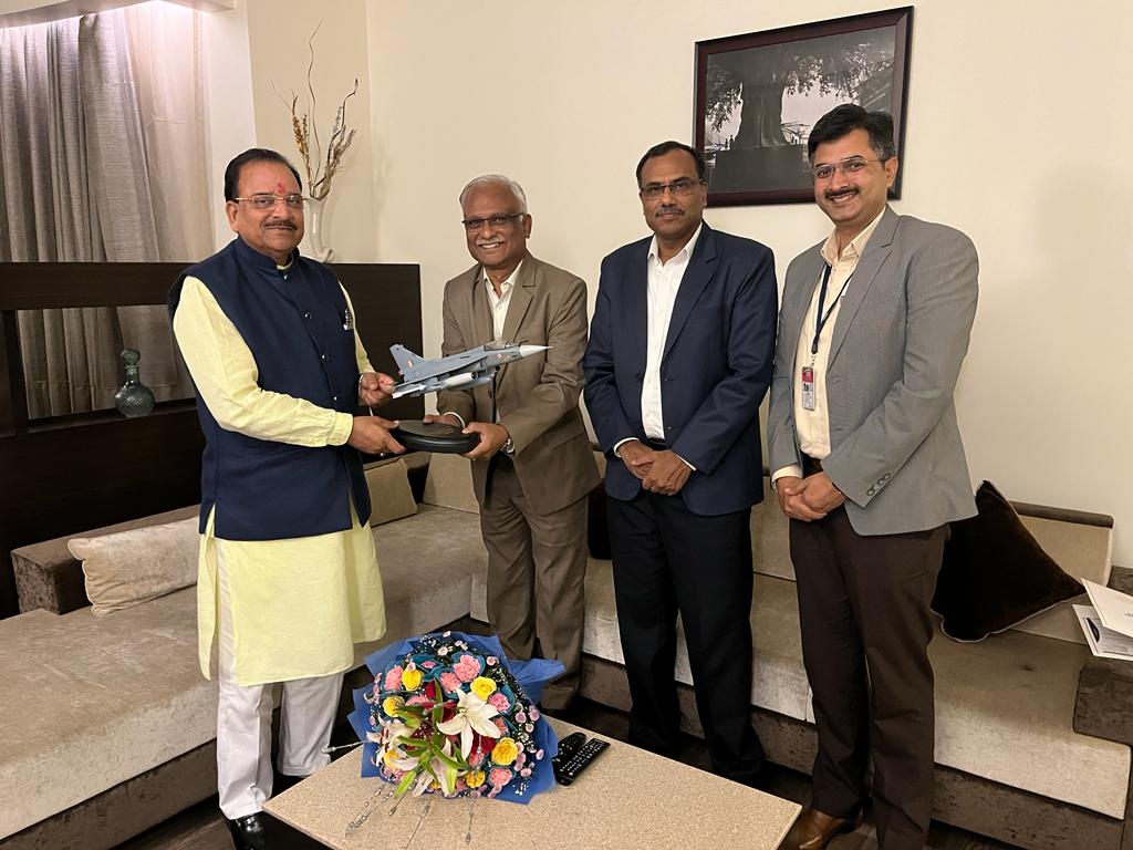 Delighted to meet Shri Ananthakrishnan, CMD of @HALHQBLR, during his visit to Mysuru. We discussed collaborations and innovations in the aerospace industry, reinforcing our commitment to advancing this vital sector in India. 🚀 #HAL #Aerospace #IndiaInnovation