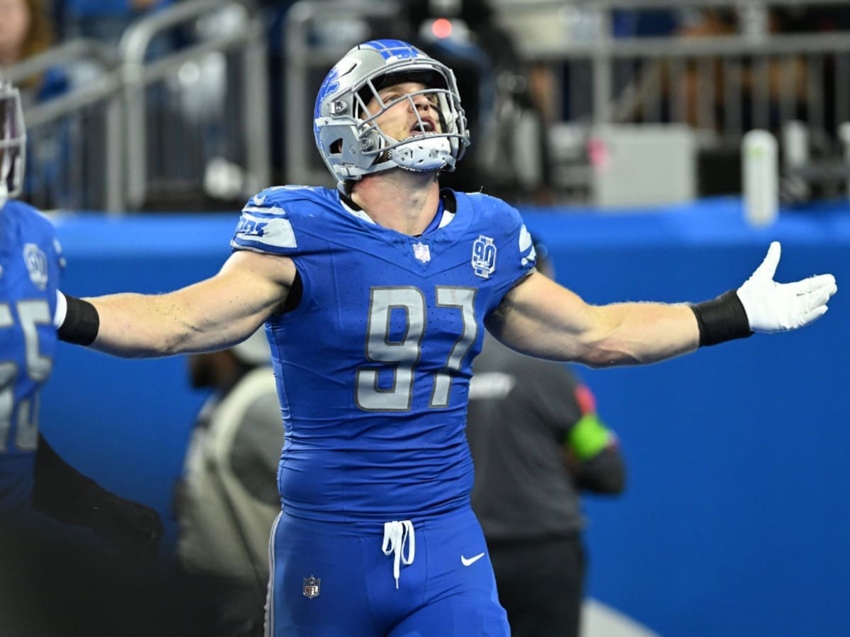UMvsEveryone's tweet photo. Aidan Hutchinson his last 2 games:

3.5 sacks
2 TFL
1 forced fumble
1 fumble recovery
2 passes defended
4 QB hits https://t.co/prkY5HmRNu