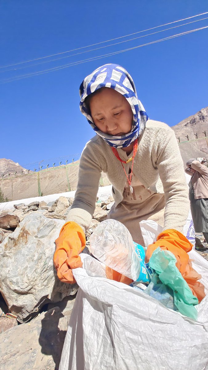 iPradeepSangwan's tweet photo. Efforts made at the most basic level show results on a larger scale 🏔️

Our team on a cycling trip from Shimla to Chandrataal lake organising cleanups along the way

So having  come this far in making the country garbage-free ♻️, let's join hands again on 1st Oct at 10am at the nearest #shramdaan for #swachhata. 

#SwachhataHiSeva #IndianSwachhataLeague2 #YouthVsGarbage #YouthVsGarbage #SwachhBharat