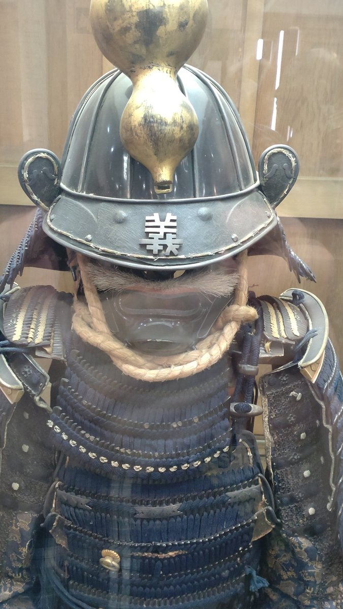EmonType52's tweet photo. 田辺城資料館。
試し撃ちの跡が生々しい。
鉄砲弾を通さない鎧がすごいのか、
鉄板を凹ます火縄銃がすごいのか。

別の具足の兜の庇がお洒落。 https://t.co/xR8DY2DIw5