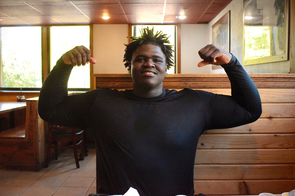 JeffsPizza_Ames's tweet photo. Meet @ysl_funto, Redshirt Sophomore Powerhouse &amp; Offensive Lineman 🏈 His Jeff’s Pizza faves?
•BBQ Chicken Pizza + Pineapple 🍍🍕
•Smotharella Sticks 🧀
•Teriyaki Philly Sub 💪🥪
•Classic BBQ Wings 🍗
Try his OR your faves! 🍽️ #FuelingTheProcess #jeffsbestpizzainames https://t.co/XSn9SXqk7o