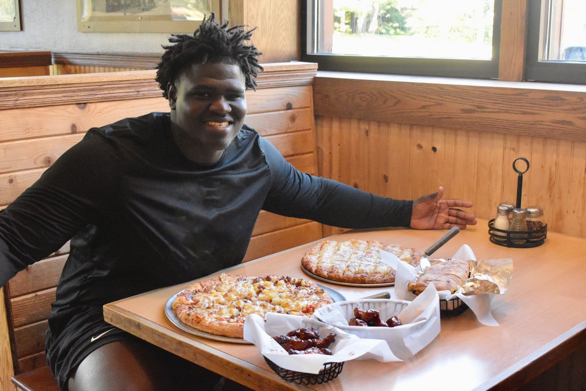 JeffsPizza_Ames's tweet photo. Meet @ysl_funto, Redshirt Sophomore Powerhouse &amp; Offensive Lineman 🏈 His Jeff’s Pizza faves?
•BBQ Chicken Pizza + Pineapple 🍍🍕
•Smotharella Sticks 🧀
•Teriyaki Philly Sub 💪🥪
•Classic BBQ Wings 🍗
Try his OR your faves! 🍽️ #FuelingTheProcess #jeffsbestpizzainames https://t.co/XSn9SXqk7o