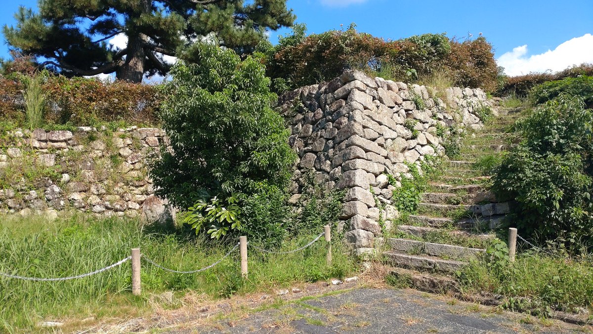 EmonType52's tweet photo. 田辺城跡散策。
城趾にある公園の遊具も🏯仕様。
ちゃんと抜け道があるのも👍
公園も風情があっていいね。 https://t.co/Y0aI1AMpWa