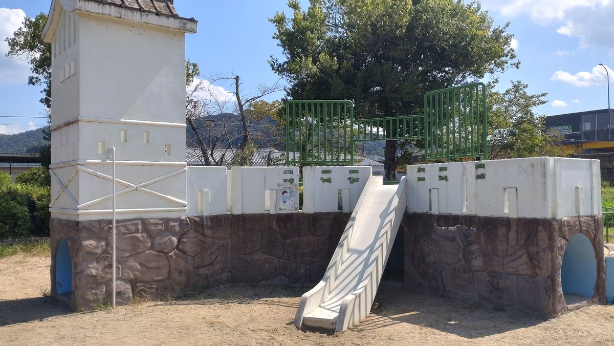 EmonType52's tweet photo. 田辺城跡散策。
城趾にある公園の遊具も🏯仕様。
ちゃんと抜け道があるのも👍
公園も風情があっていいね。 https://t.co/Y0aI1AMpWa
