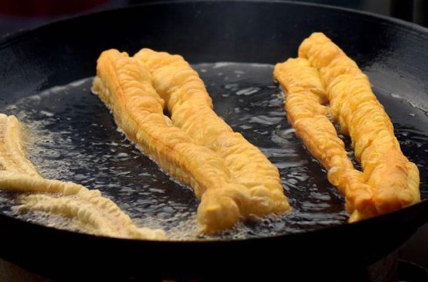Cakoi comes from the cantonese word 炸鬼 (油炸鬼）yao zhae gwai - literally Oil Fried Ghost

A corrupted word from 油炸檜 which means Oil Fried 'Gui'.  Referring to a corrupted grand chancellor 秦檜 (qin gui) during the Southern Song dynasty. He and his wife framed 岳飛 who is a