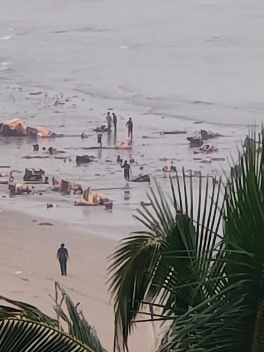 This is the condition of the beach in the morning post #ganpativisarjan,can’t immersion in artificial ponds b mde compulsory ?Instead of individual homes , people need 2 keep sarvajanik ganpatis in societies this is a big mess 4 the #environment & #swatchbharat concept @PMOIndia