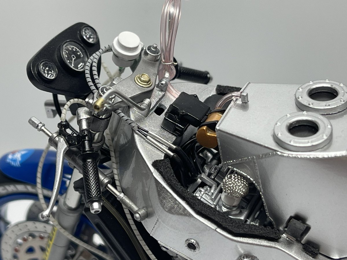 yukkizx9r's tweet photo. #バイクプラモ盛上げ隊
フジミ 1/12 ヤマハFZR750 OW74 
1985 ゴロワーズソノートカラー製作状況

車体の方が完成しました🔧
経過写真を全然📸撮ってなかった😅
外装はウレタンクリアーの乾燥待ちです
#YAMAHA
#FZR750
#クリスチャン・サロン
#ゴロワーズ
#ソノート
#OW74 https://t.co/pFxrQmilFp