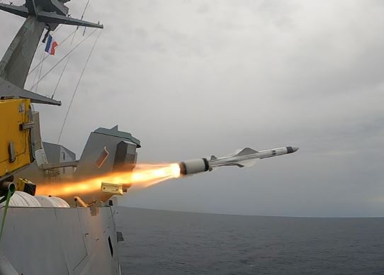 DefenseMirror's tweet photo. French Frigate Fires New Gen Exocet Missile: https://t.co/AnBUs6i49R
.@MBDAGroup #Exocet @DGA @MarineNationale #MM40B3C #B3C #FremmDA #frigate https://t.co/FzjxE8d2LE