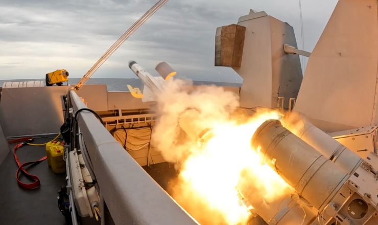 DefenseMirror's tweet photo. French Frigate Fires New Gen Exocet Missile: https://t.co/AnBUs6i49R
.@MBDAGroup #Exocet @DGA @MarineNationale #MM40B3C #B3C #FremmDA #frigate https://t.co/FzjxE8d2LE