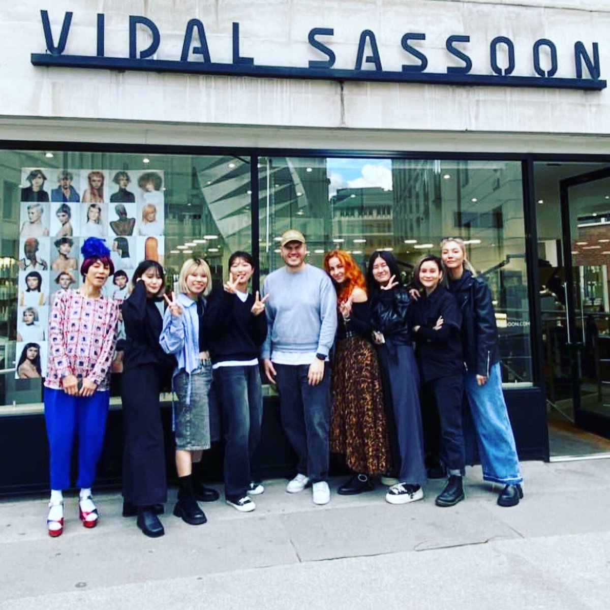 bringmefaye's tweet image. เดินทางมาถึงคลาสสุดท้ายแล้ว สำหรับการเดินทางไปเรียนด้านทรงผมที่ Sassoon Academy ตลอดระยะเวลาที่อยู่ที่นั่นคนเก่งของพวกเราตั้งใจเรียนอย่างเต็มที่เลย 

Our best hair stylist💛💈

#ฝ้ายสุภาพร
#faye_malisorn 
#sassoonacademy