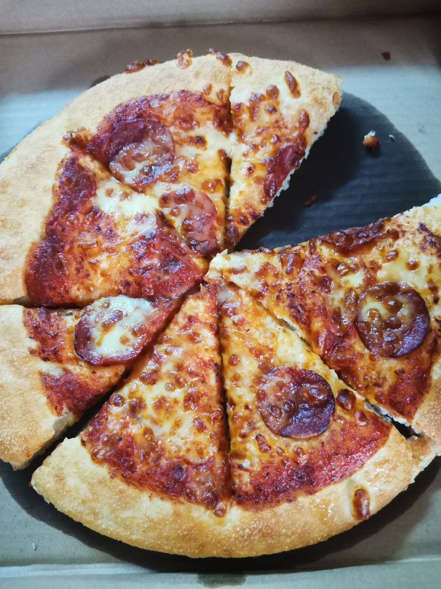 jang______'s tweet photo. @pizzahutmsia hi, i purchased 2 large beef pepperoni from Gemas store yesterday and i am very disappointed with the pizza that o received https://t.co/ix39wEP0TB