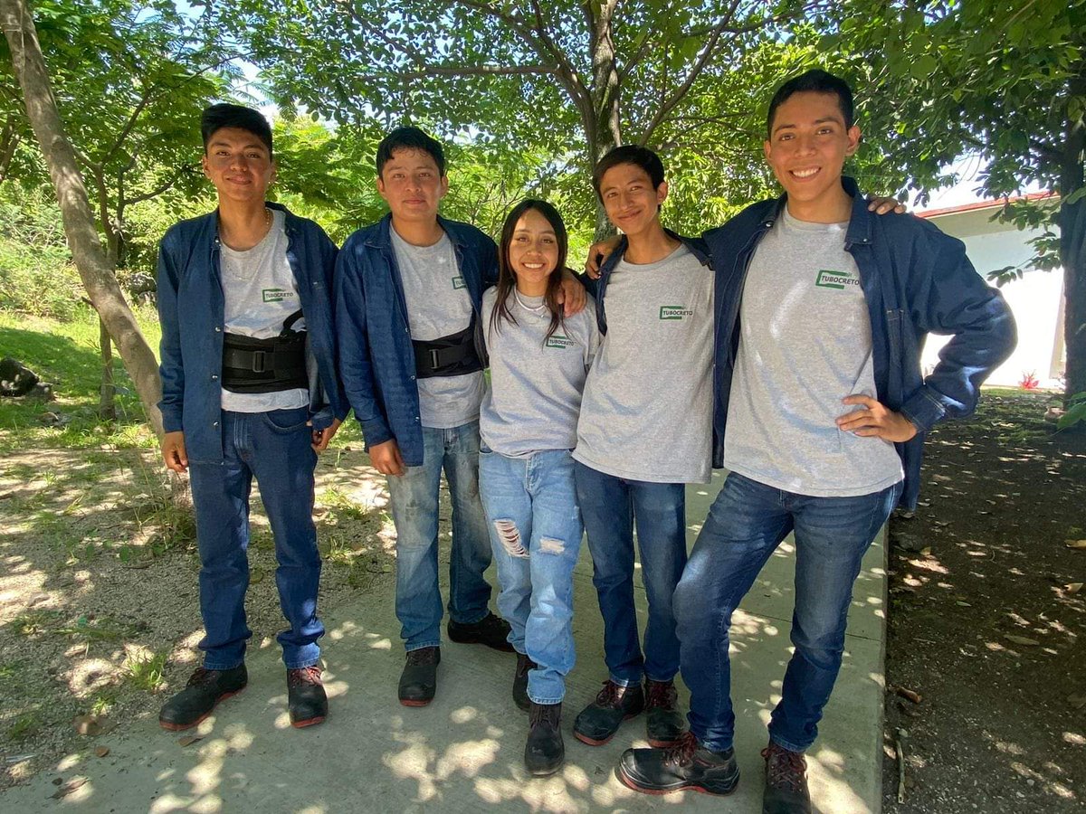💚Conalover's 💜

Nuestros estudiantes de la carrera de electromecánica industrial que están dentro de Modelo Dual, recibieron por parte de la empresa TUBOCRETO su kit de uniforme que consta de camisa de mezclilla, playera de la empresa, faja, guantes y botas industriales.